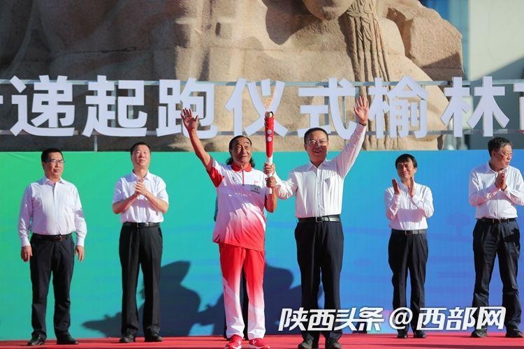 塞上古城開(kāi)跑！ 十四運(yùn)會(huì)和殘?zhí)貖W會(huì)火炬在榆林傳遞