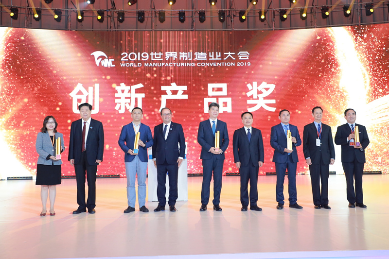 陜鼓集團(tuán)黨委書記、董事長(zhǎng)李宏安（右一）代表企業(yè)領(lǐng)取了創(chuàng)新產(chǎn)品金獎(jiǎng)_副本.jpg